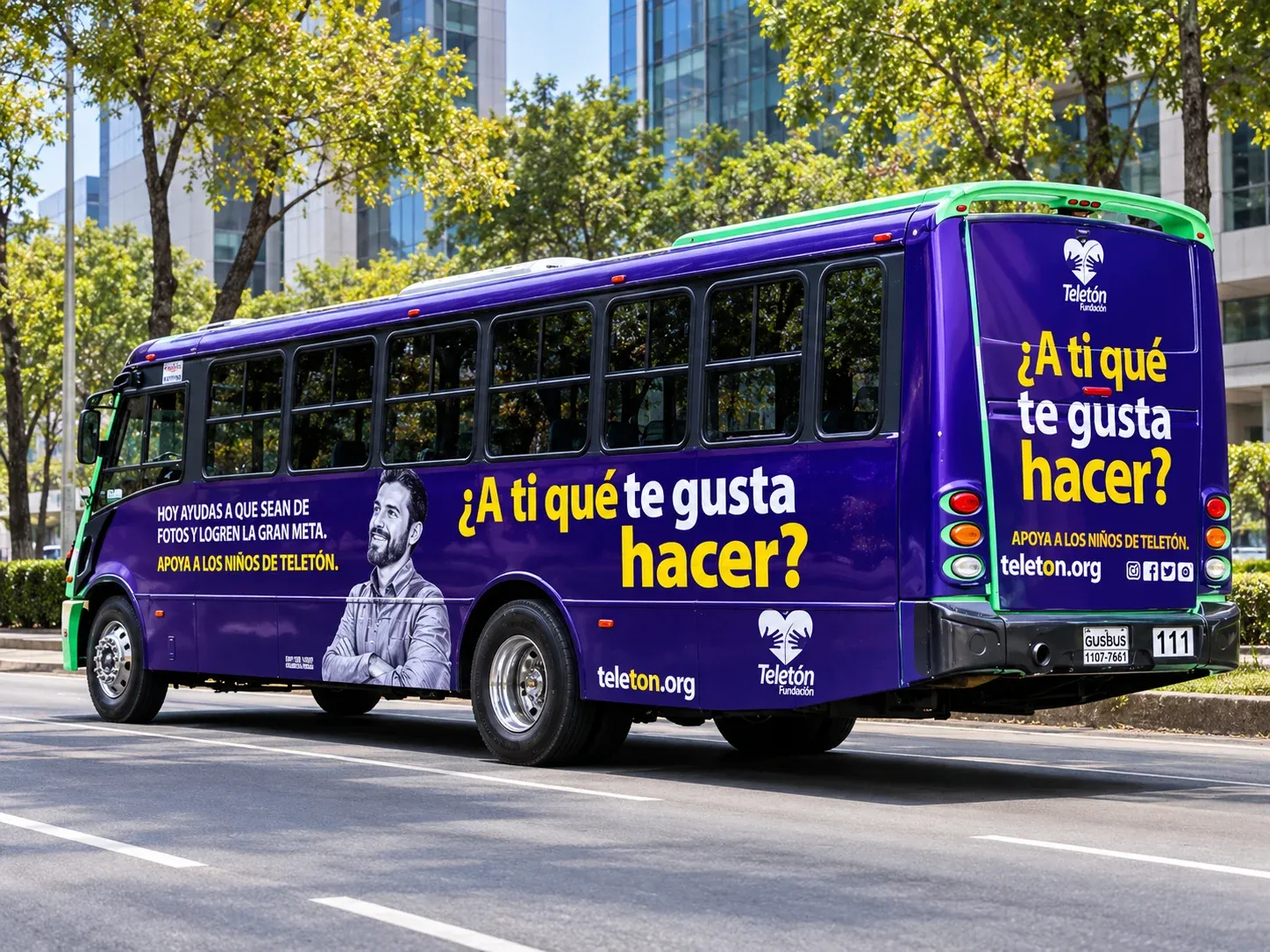 Autobús rotulado por completo en el costado y la parte trasera, visto en ángulo