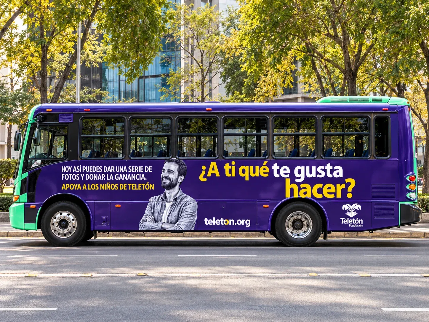 Autobús urbano rotulado por completo en su costado, visto de lado