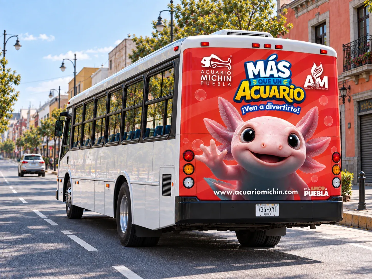 Autobús urbano en una avenida con un medallón en toda su parte trasera, visto en ángulo