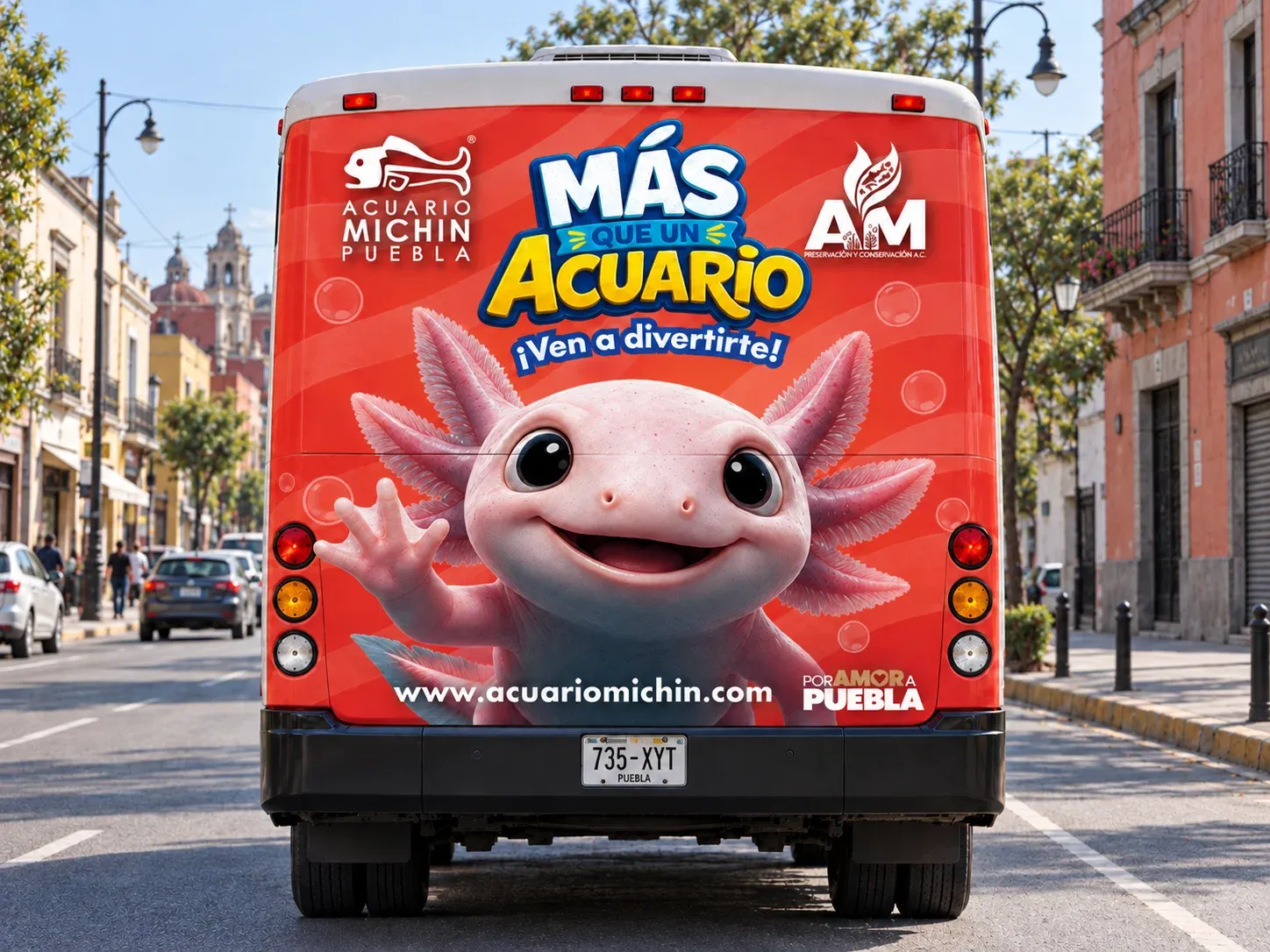 Medallón que cubre toda la parte trasera de un autobús urbano, visto de frente