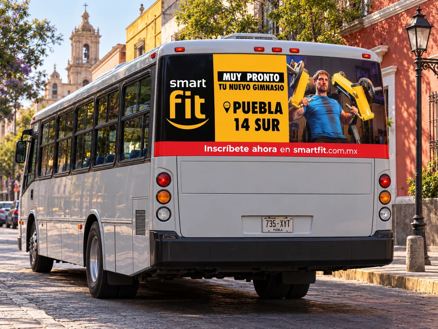 Autobús en una calle empedrada con medio medallón en la parte superior trasera, visto en ángulo