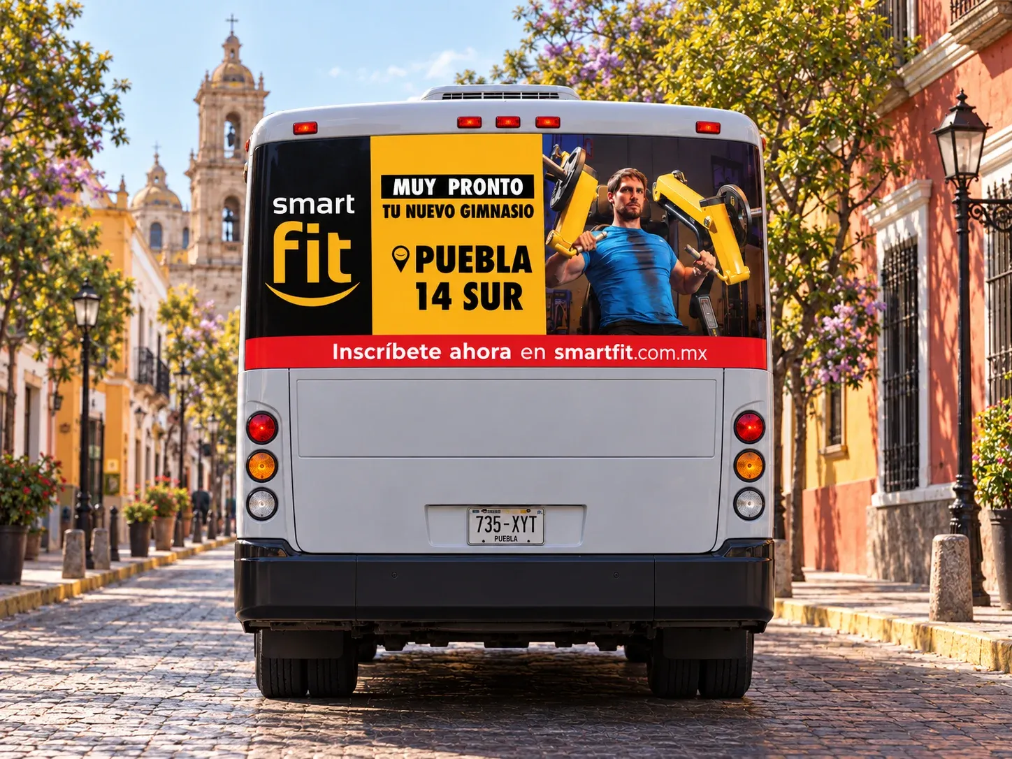 Medio medallón en la mitad superior de la parte trasera de un autobús, visto de frente