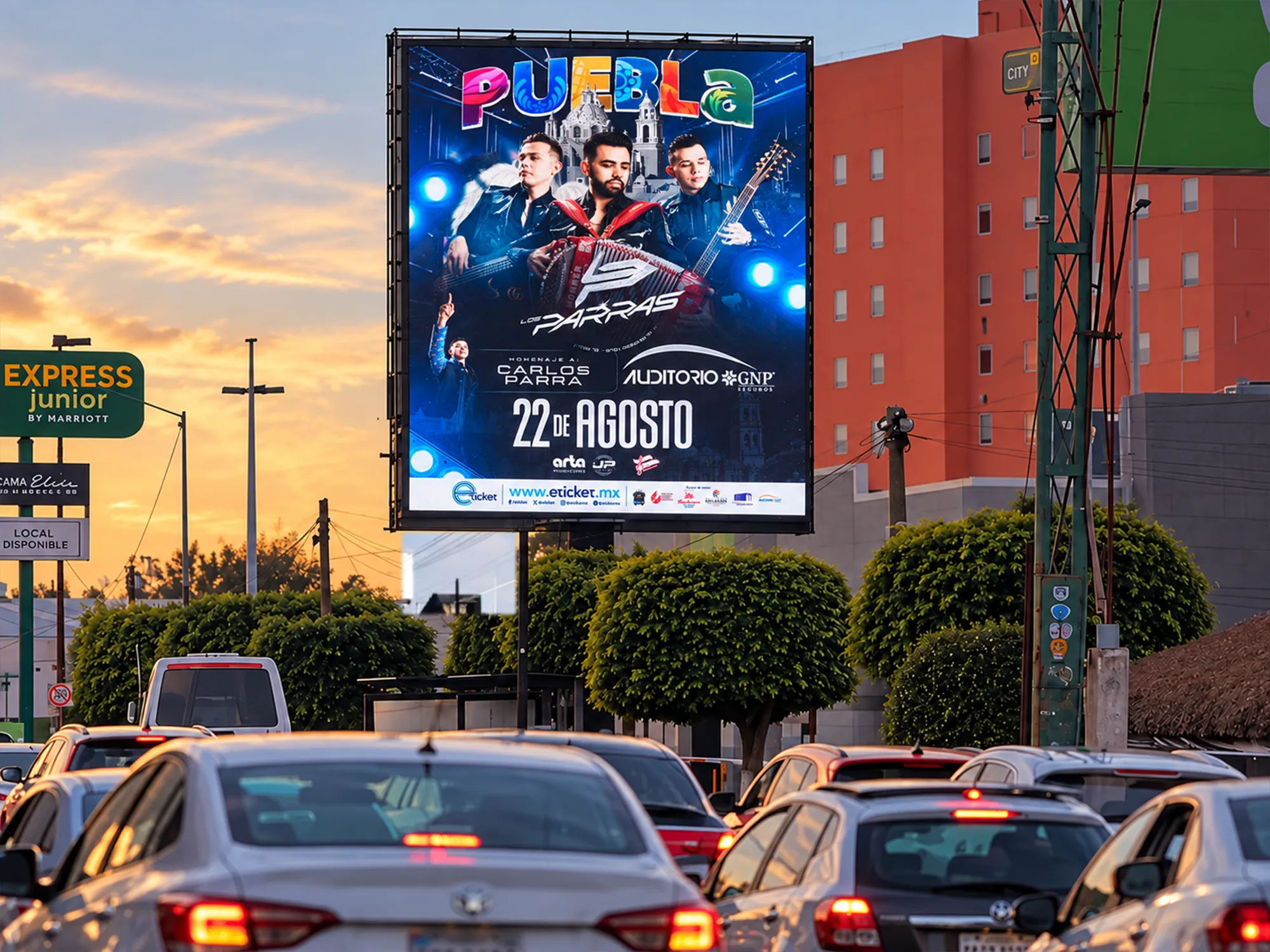 Pantalla LED de gran formato encendida al anochecer, junto a una avenida