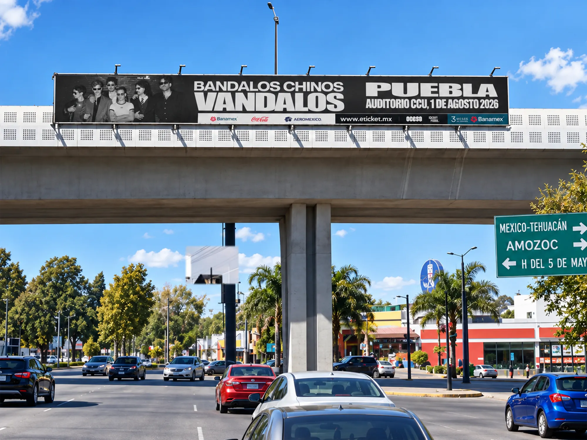 Anuncio de gran formato montado en el pretil de un puente vehicular, de frente a la avenida que pasa por debajo