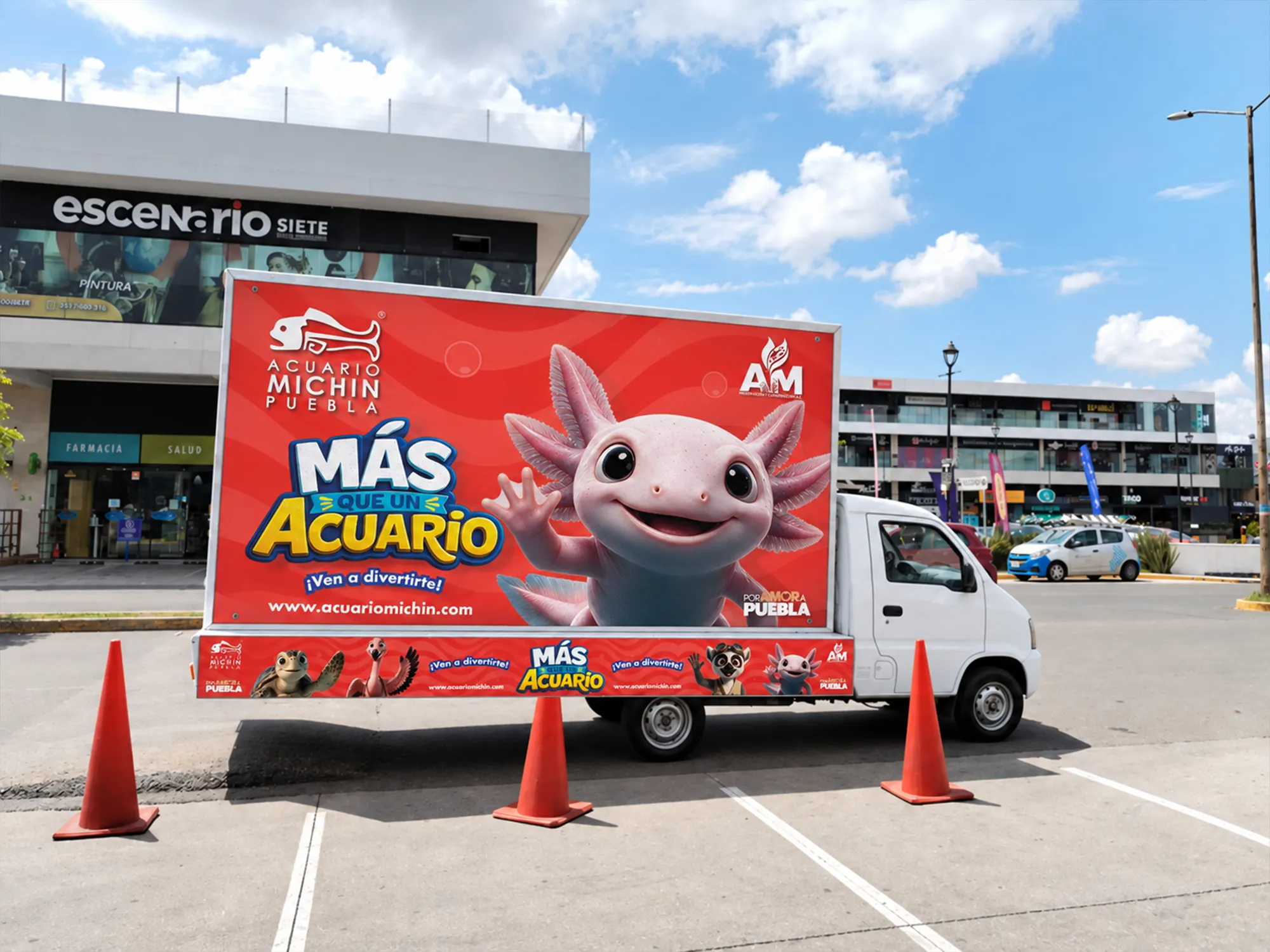 Valla móvil montada sobre un camión, estacionada en una plaza comercial